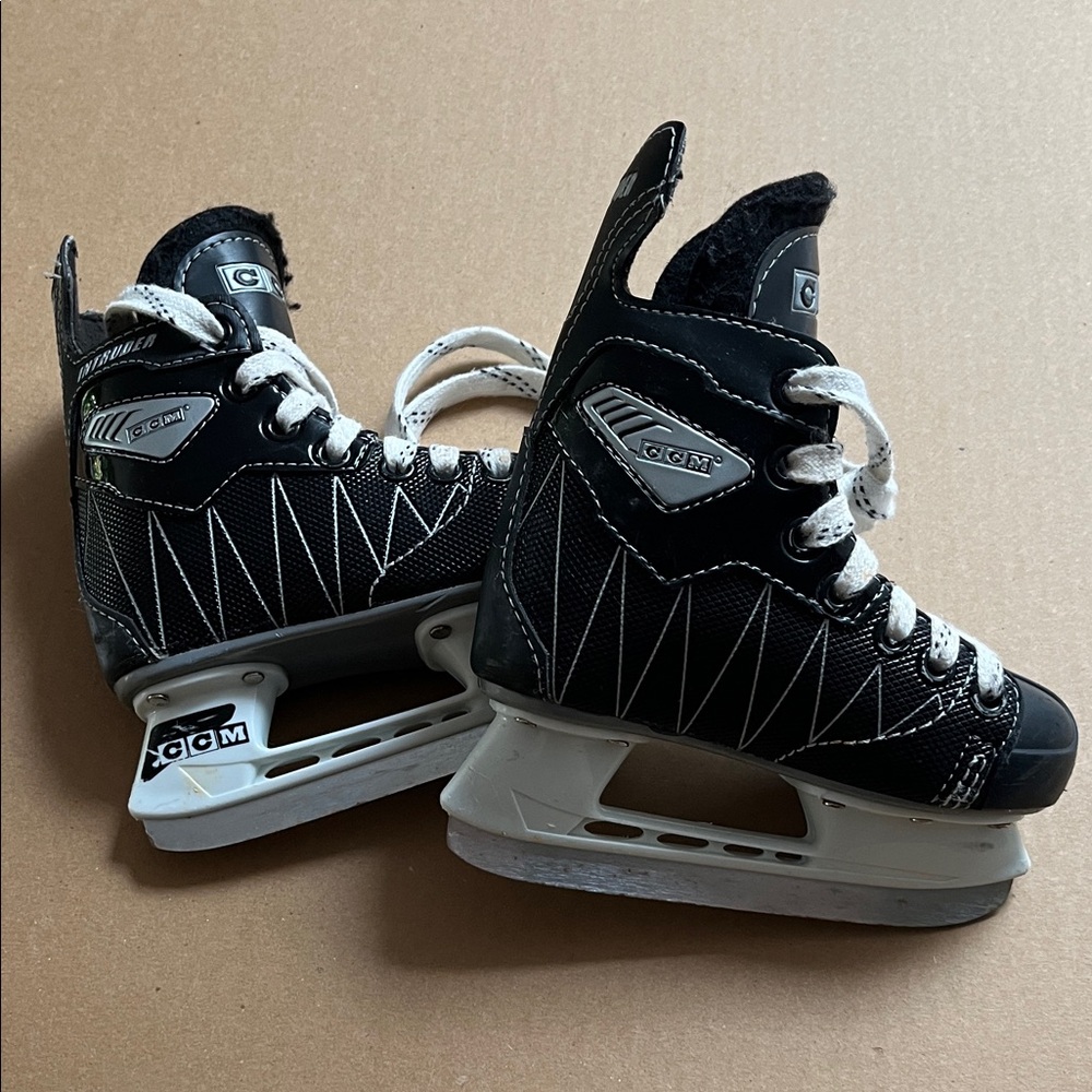 CCM Intruder Youth Ice Hockey Skates Size 8Y Boys Girls Kids Beginner, size 9J